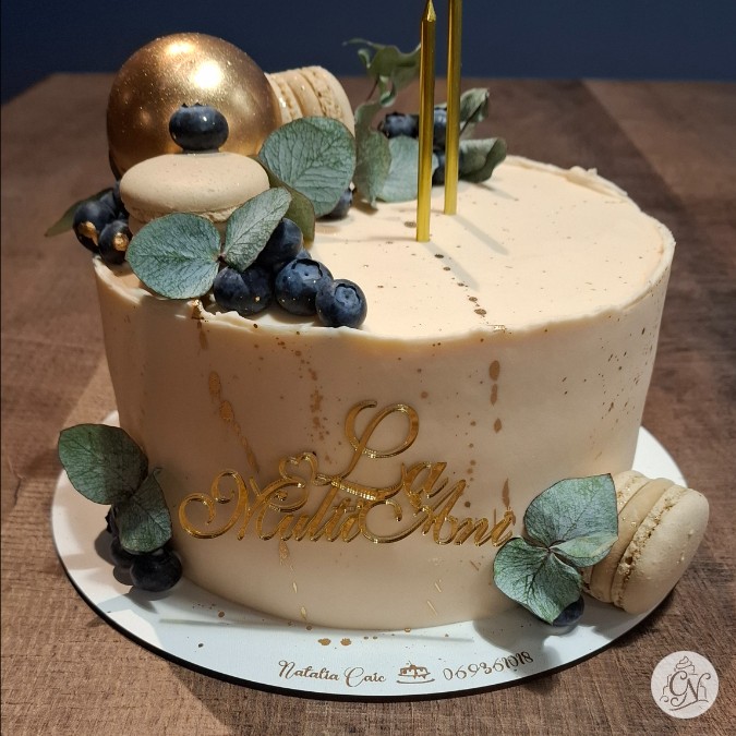 Tort Elegant cu Afine, Macarons și Topper Auriu