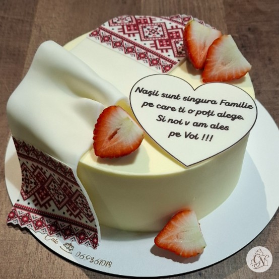 Tort Tradițional pentru Nași cu Mesaj și Căpșuni
