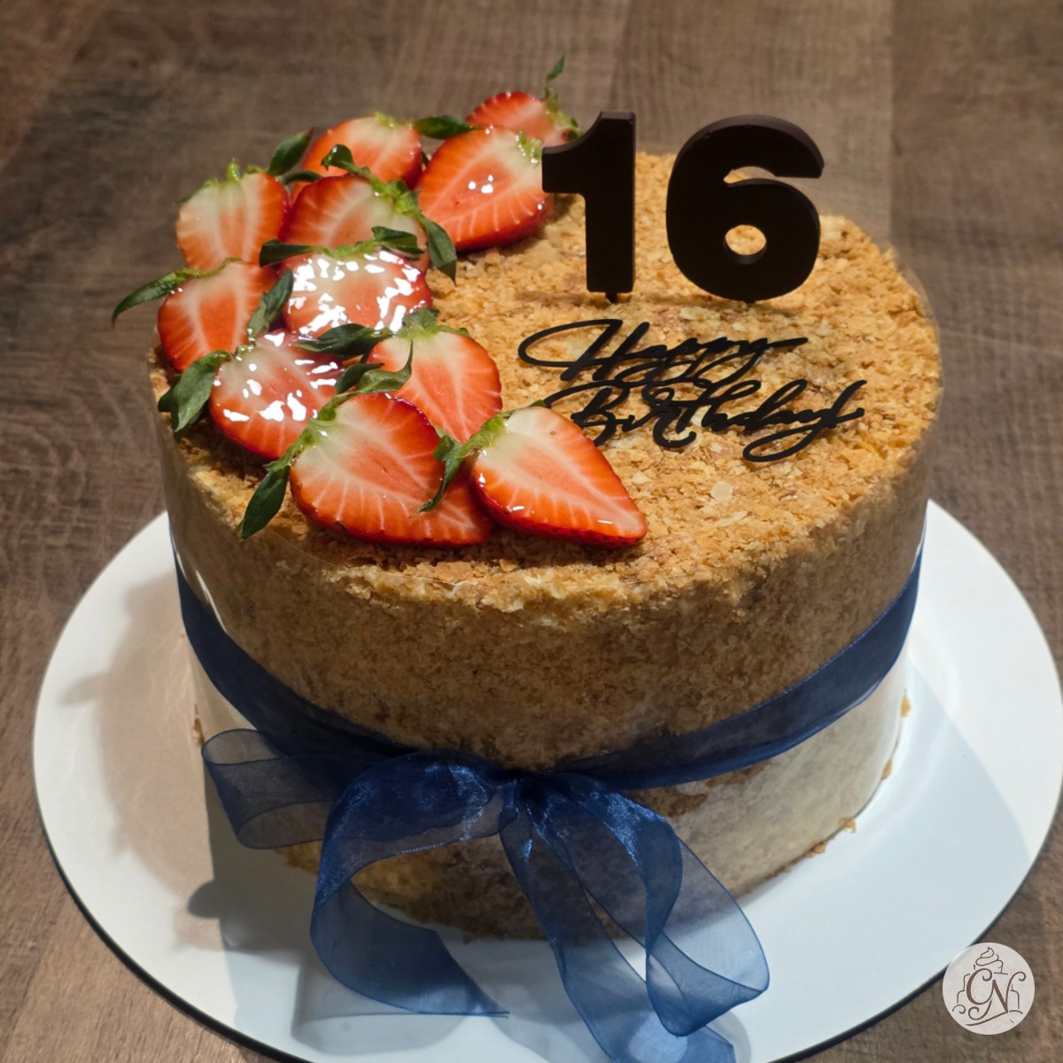 Tort Aniversar 16 ani: Căpșuni, Topper și Fundă Satin