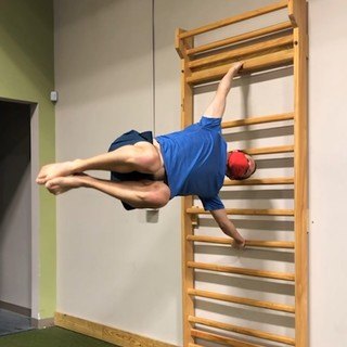 Advanced tuck human flag