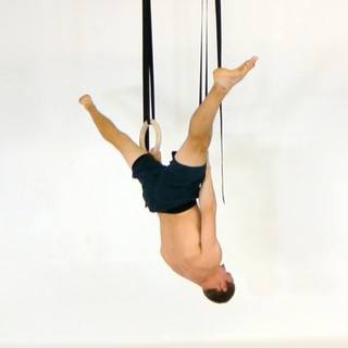 Front straddle inverted hang