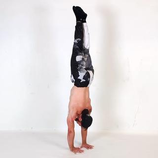 Narrow handstand