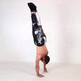 Handstand with 2 fingers support
