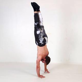 Handstand with 3 fingers support