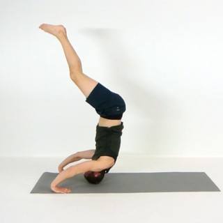 Tripod headstand to forward roll