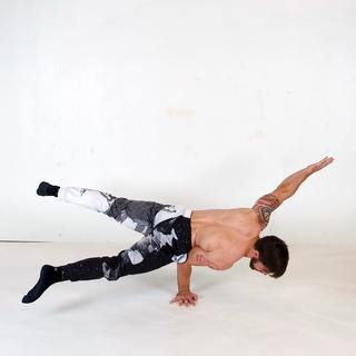 One-arm straddle elbow lever
