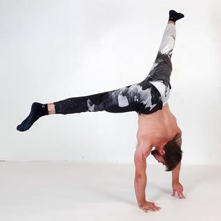 Straddle handstand with 3 fingers support