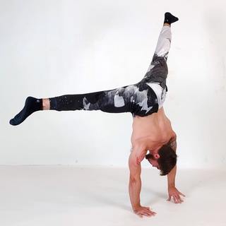 Straddle handstand with 4 fingers support
