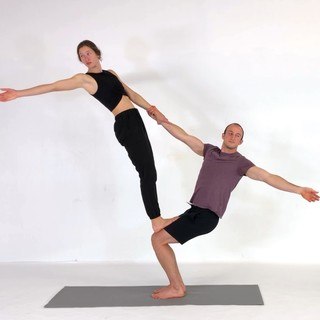 One-arm thigh stand