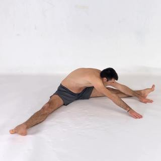 Sitting straddle rotating bounces