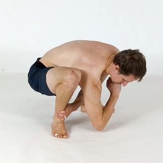 Squat elbow tap