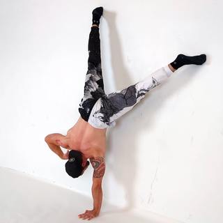 Wall straddle handstand shoulder taps