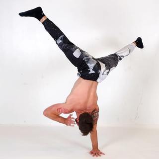 Straddle handstand shoulder taps