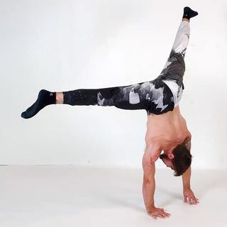 Straddle handstand with 5 fingers support
