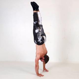 Handstand with 5 fingers support