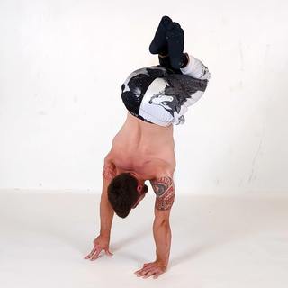 Tuck handstand with 3 fingers support