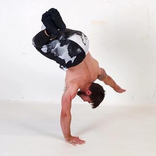 Tuck one-arm handstand