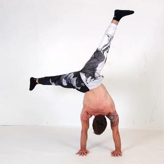 Straddle handstand flag