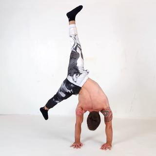 Straddle handstand deep flag