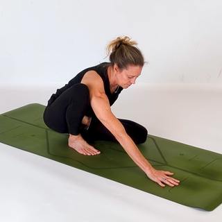 Sitting half lotus fold