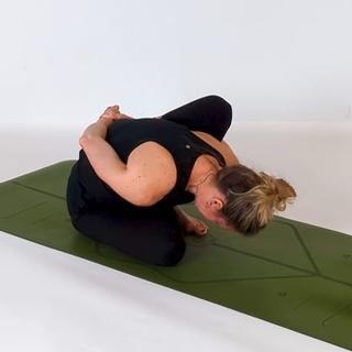 Sitting bound half lotus fold