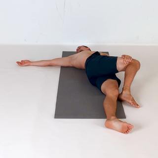 Lying trunk twist