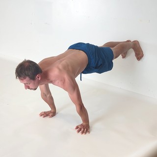 Wall planche lean