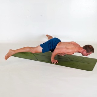 Bent-arm straddle planche