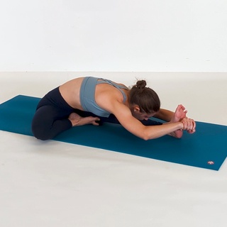 Sitting pike fold with bent leg