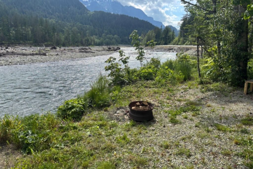 Coquihalla River Retreat on Othello Rd