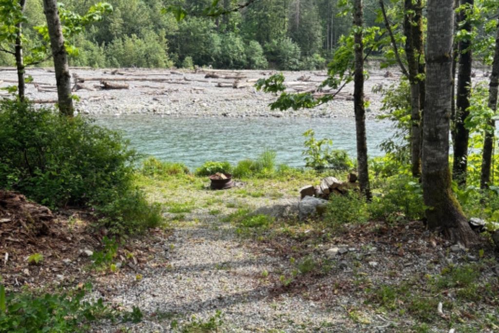 Coquihalla River Retreat on Othello Rd photo 4
