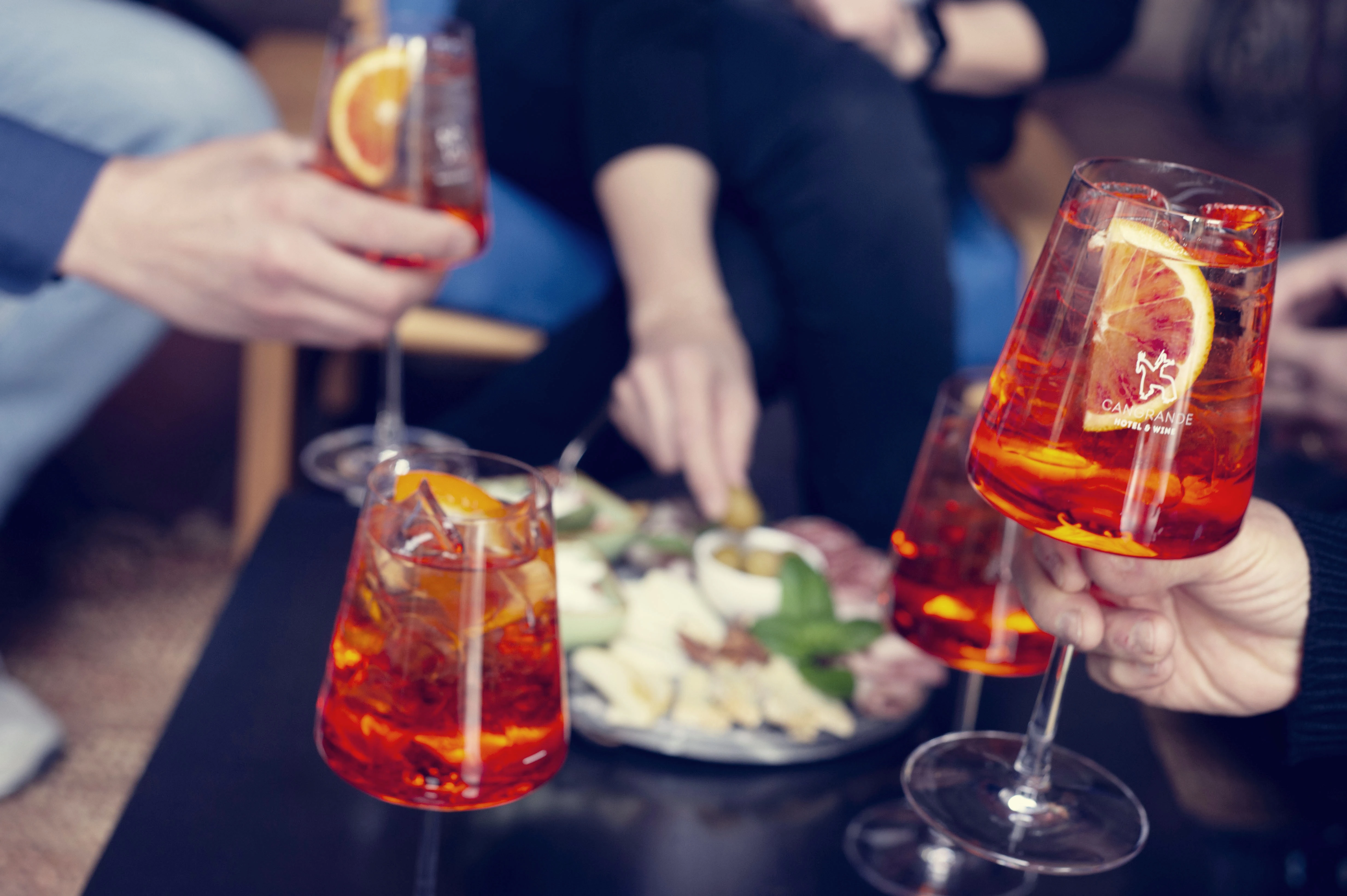 Un brindisi con Aperol Spritz e stuzzichini! Perfetto per un aperitivo in compagnia.