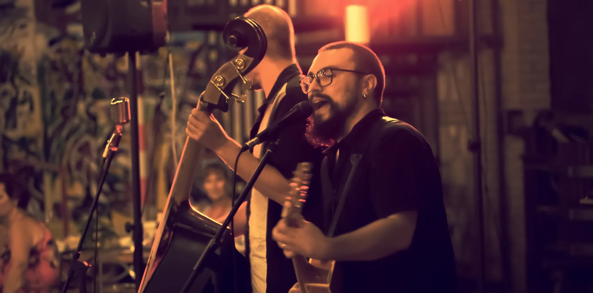 Un gruppo musicale si esibisce dal vivo.