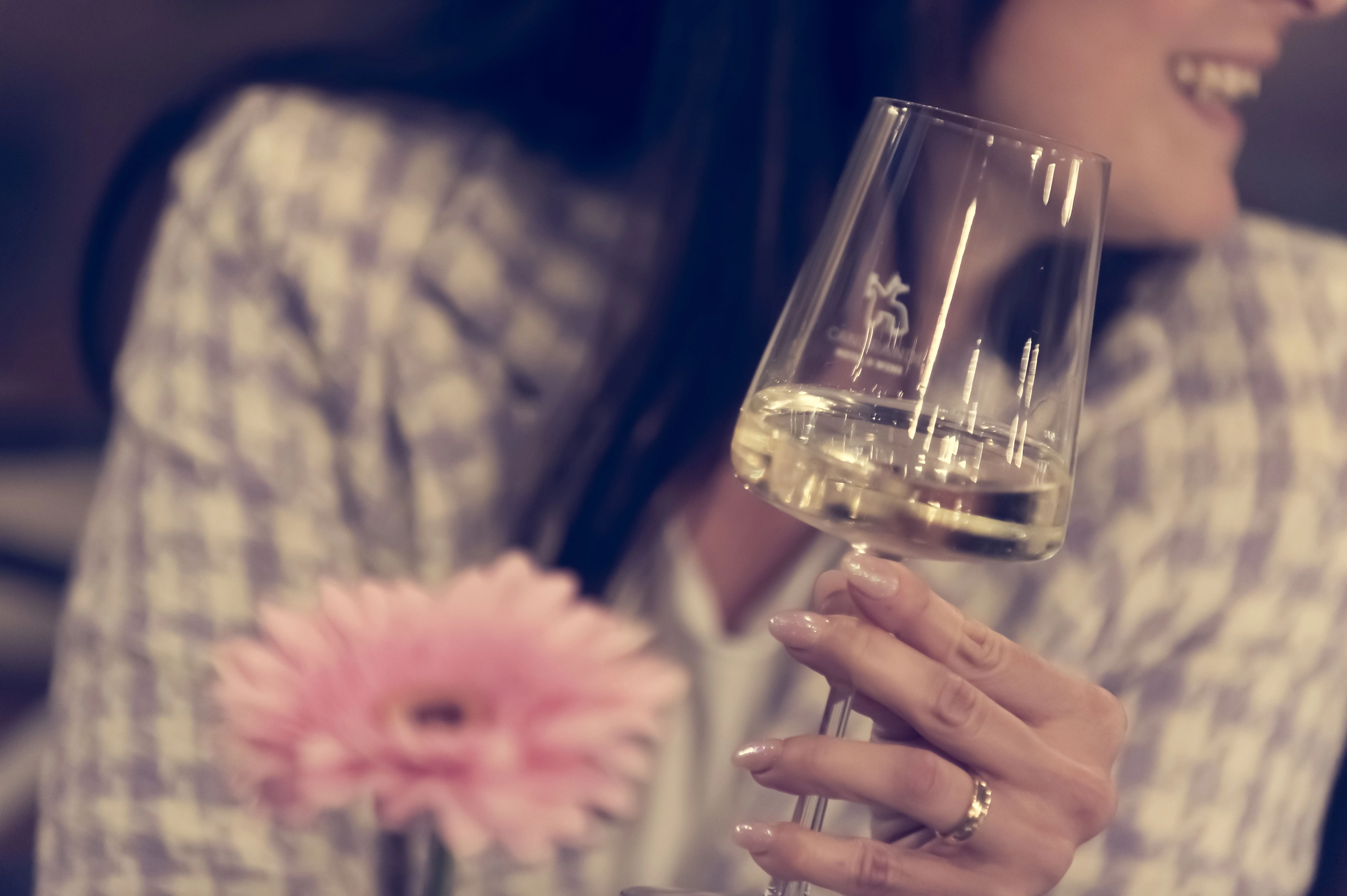 Celebrazione sofisticata con un bicchiere di vino.