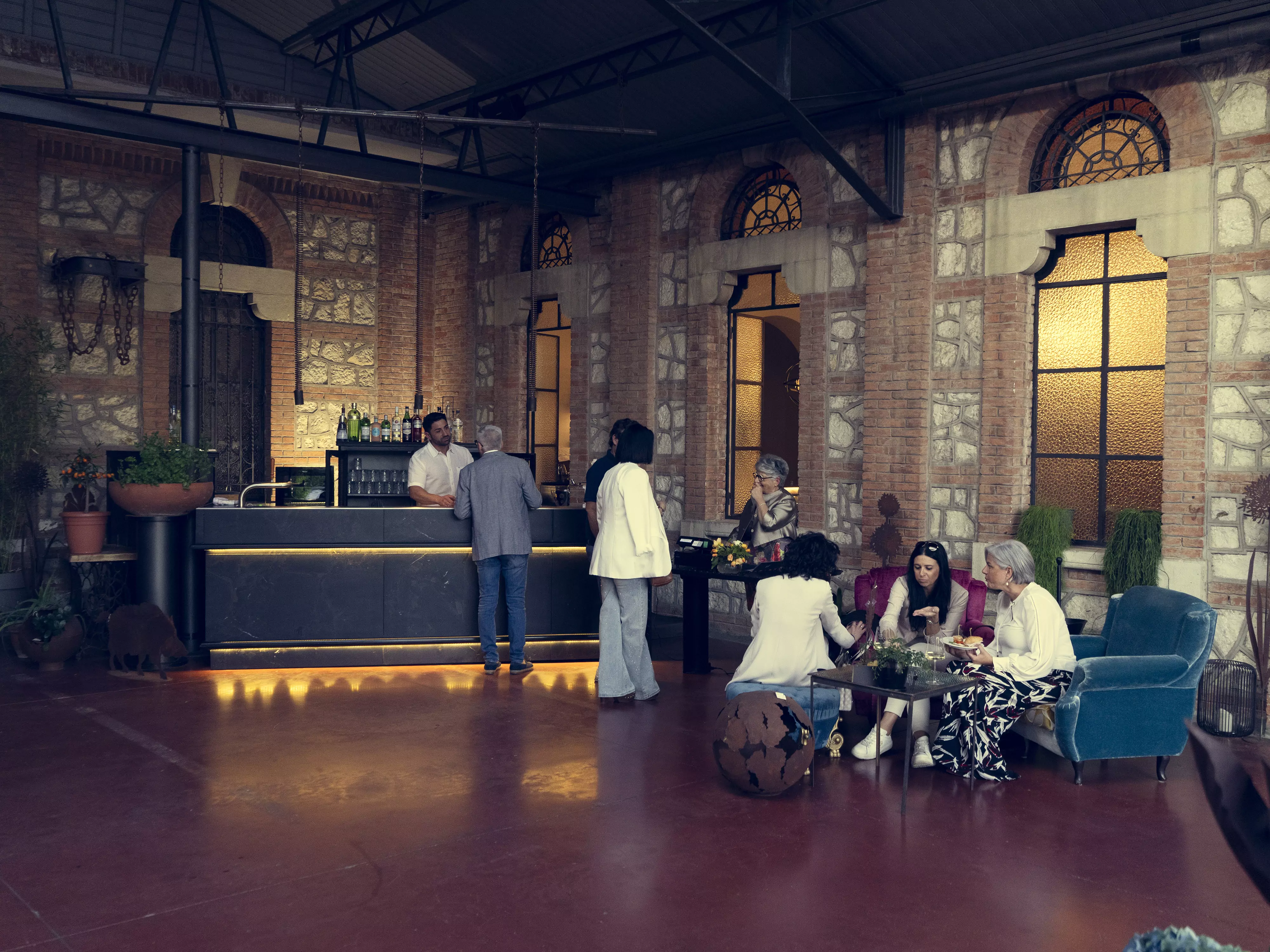 Persone che si godono una serata fuori in un ristorante elegante.