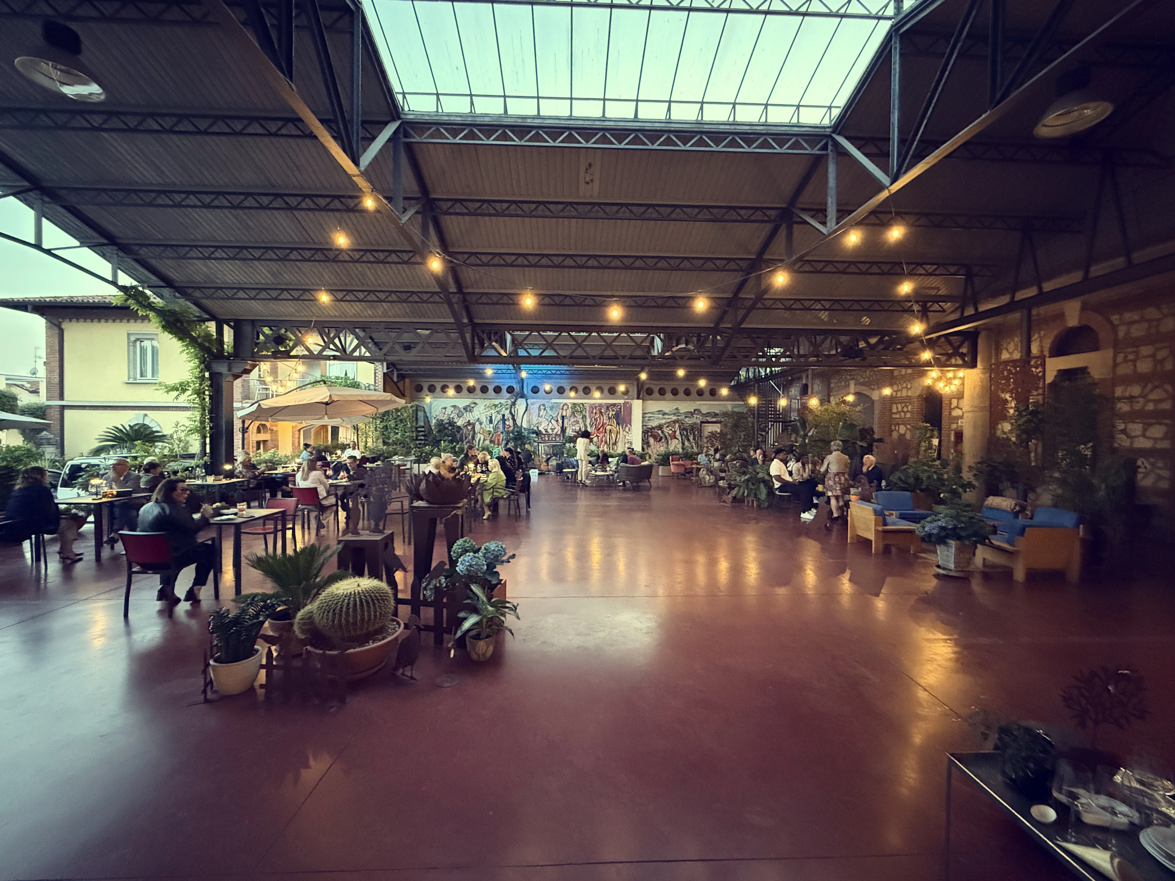 Ristorante all'aperto con illuminazione soffusa.