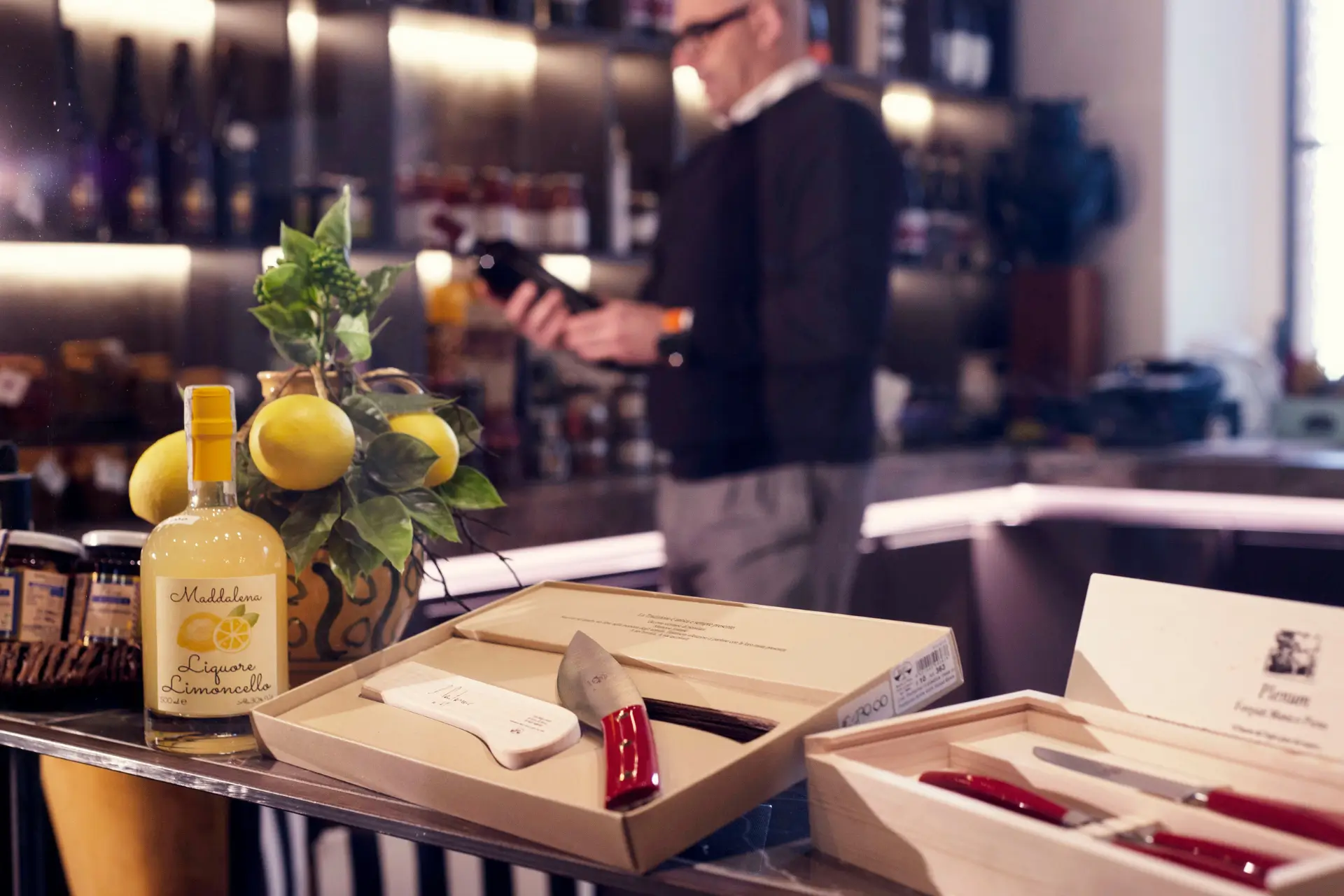 Limoncello, Käsemesser und ein Mann, der Wein kauft.