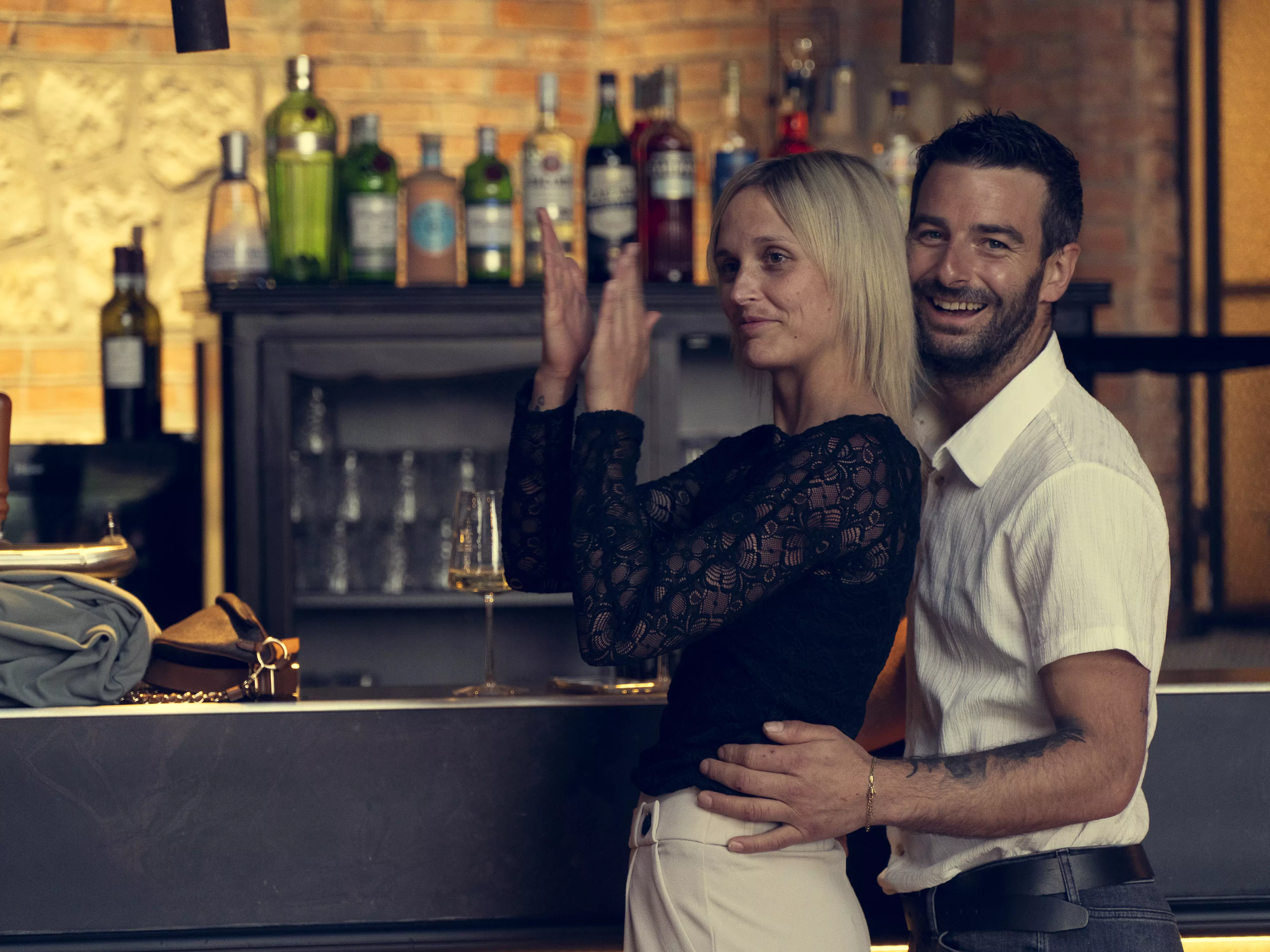 Una coppia in un bar che si gode un drink.