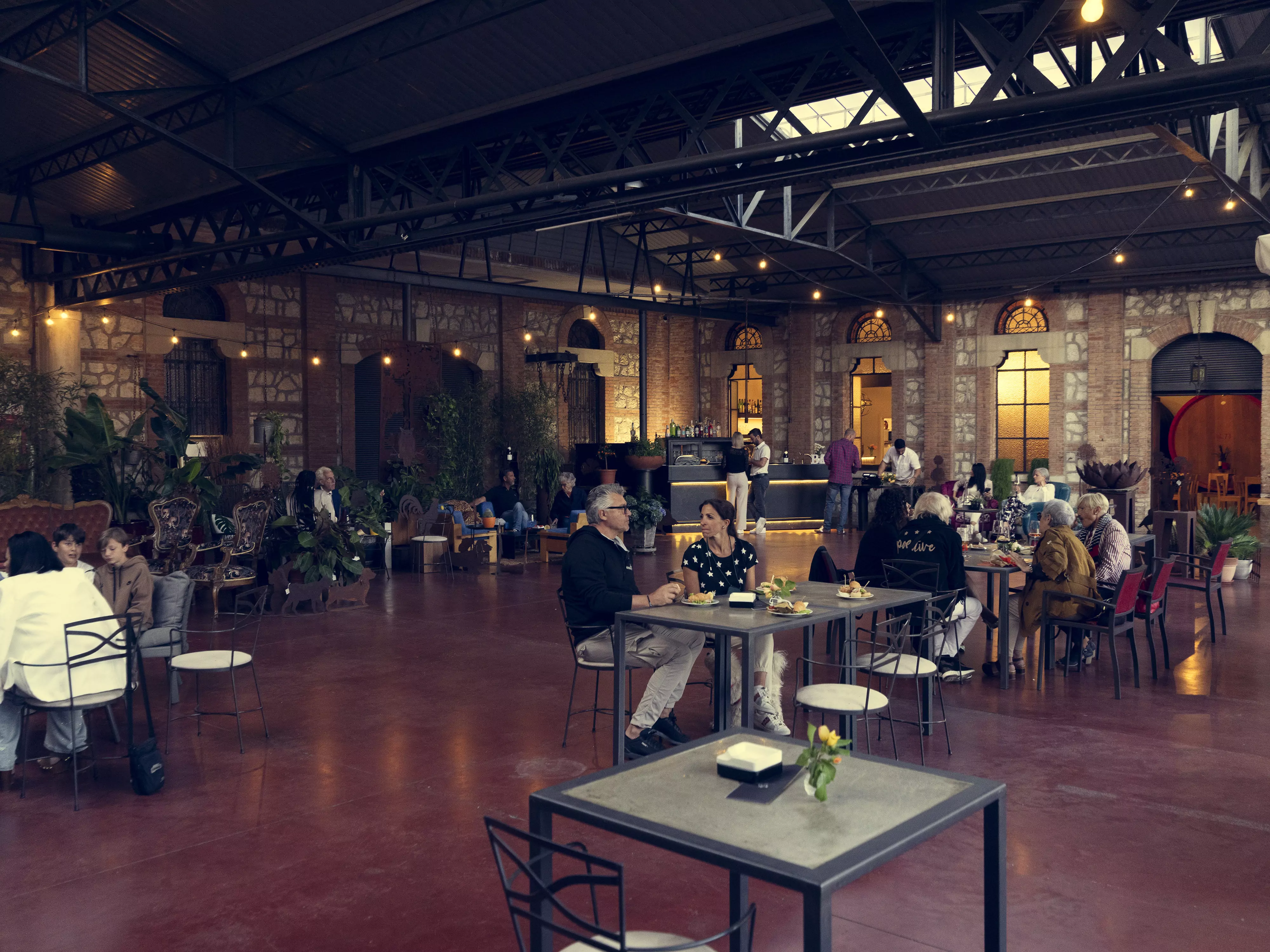 Ristorante affollato con persone sedute ai tavoli.