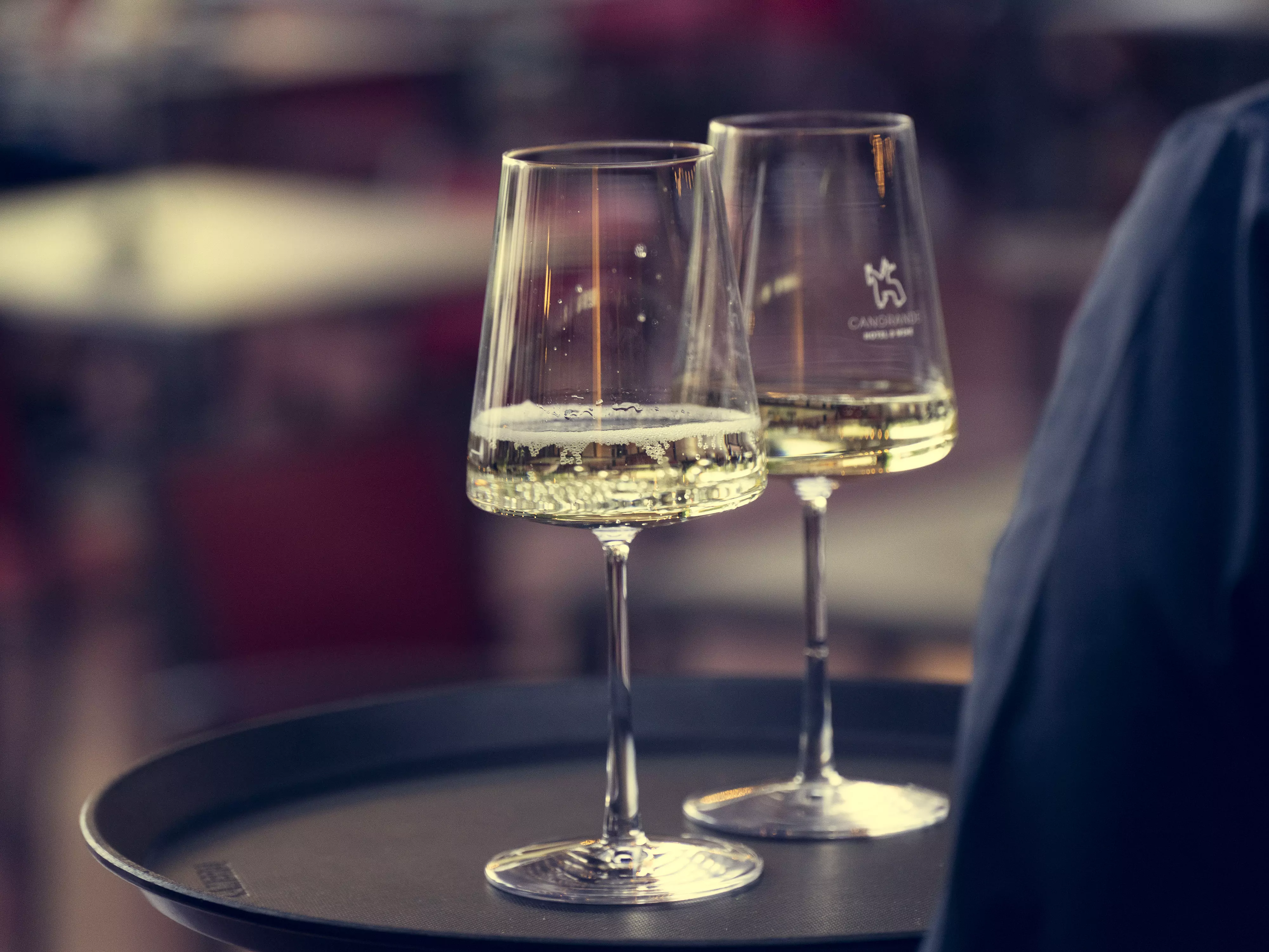 Due calici di champagne su un vassoio.
