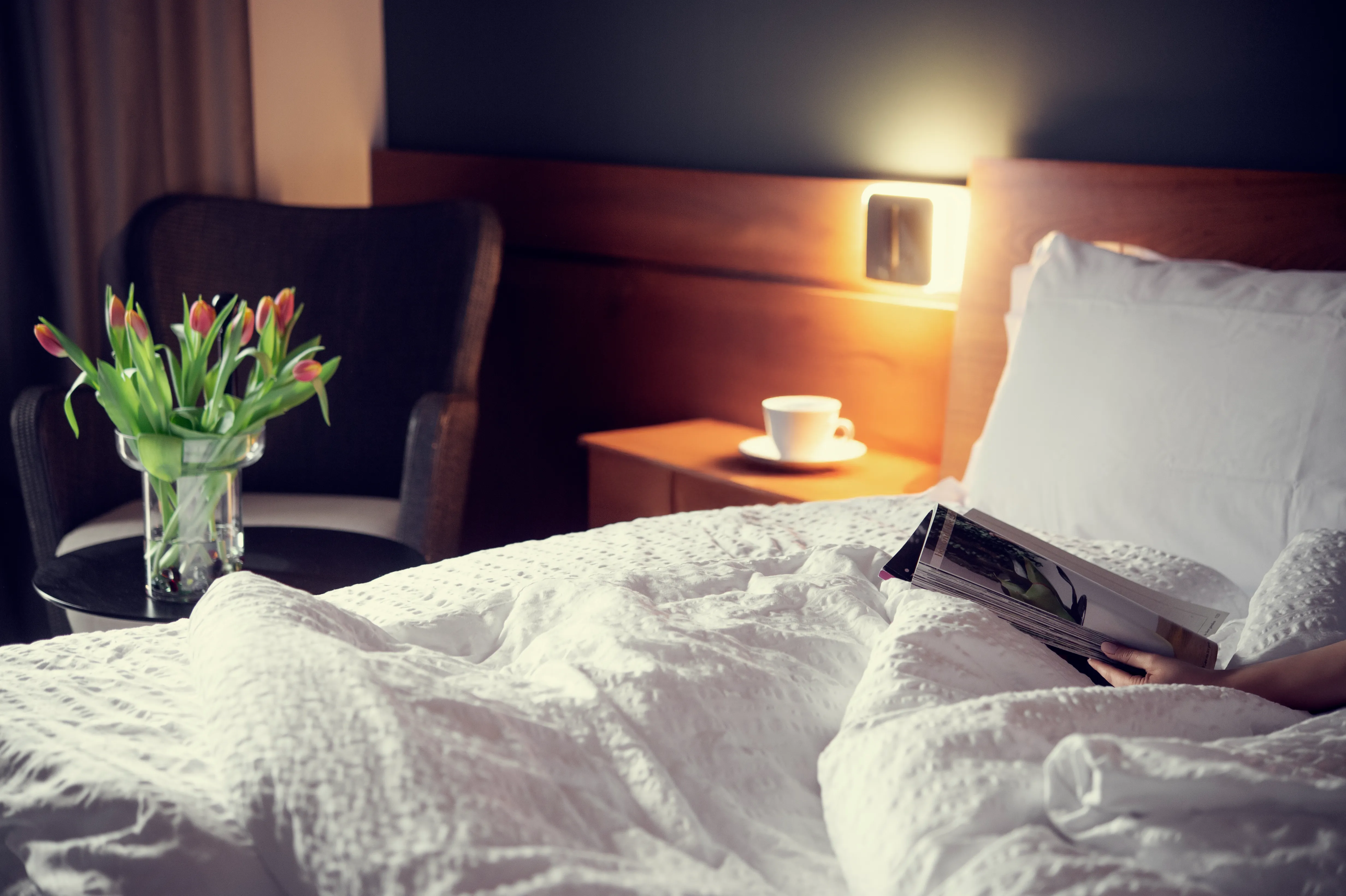 Entspannen mit Buch im Bett.