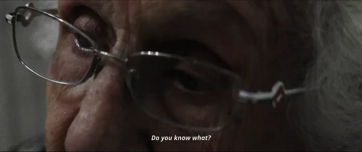 Due sorelle e una madre passeggiano