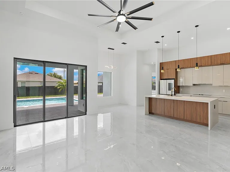 Exceptional 4‑Bed, 3‑Bath Ranch-Style Luxury Home with Pool - Gallery Image 26