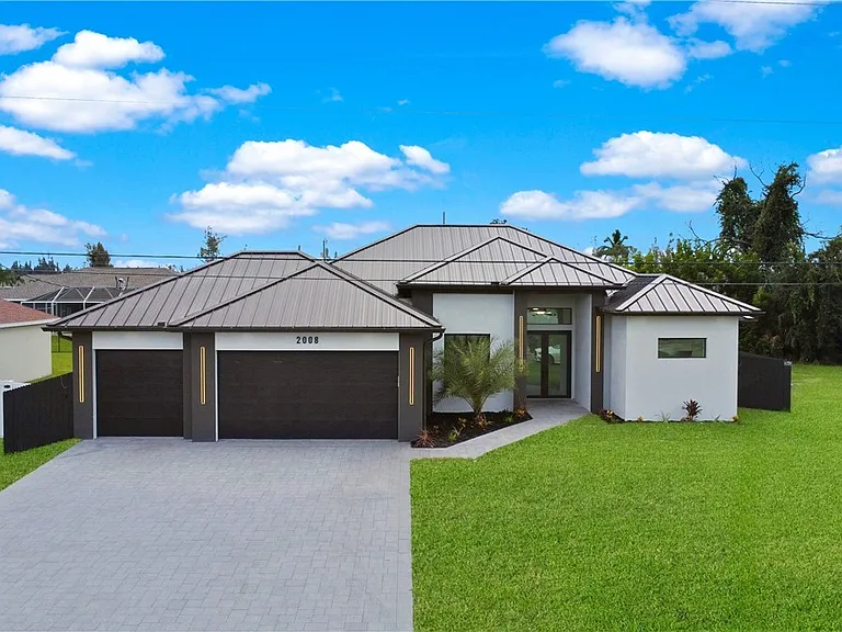 https://www.zillow.com/homedetails/2008-SW-3rd-St-Cape-Coral-FL-33991/103350186_zpid/ - Gallery Image 34