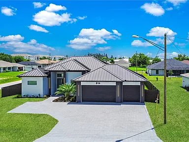 Exceptional 4‑Bed, 3‑Bath Ranch-Style Luxury Home with Pool - Gallery Image 11