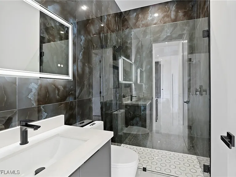https://www.zillow.com/homedetails/2008-SW-3rd-St-Cape-Coral-FL-33991/103350186_zpid/ - Gallery Image 5