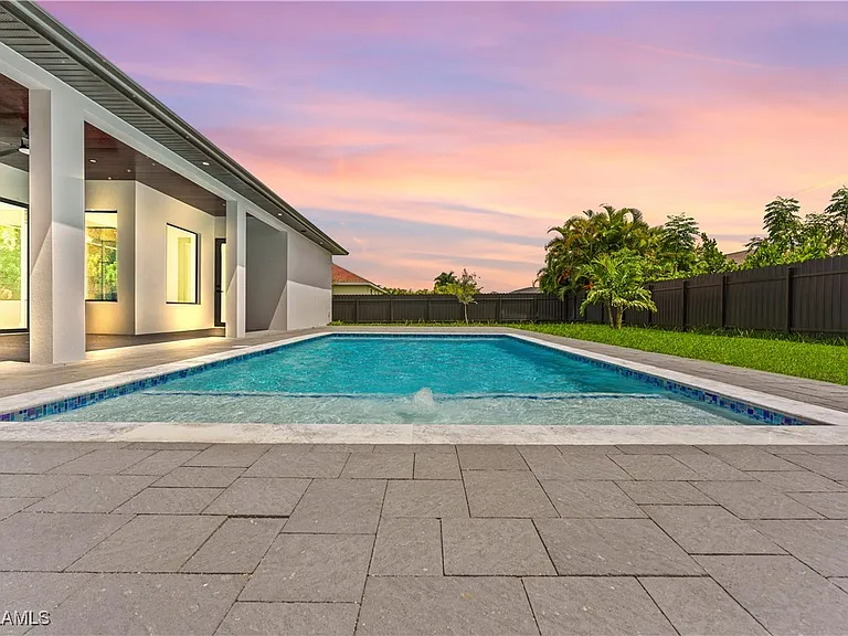 https://www.zillow.com/homedetails/2008-SW-3rd-St-Cape-Coral-FL-33991/103350186_zpid/ - Gallery Image 23