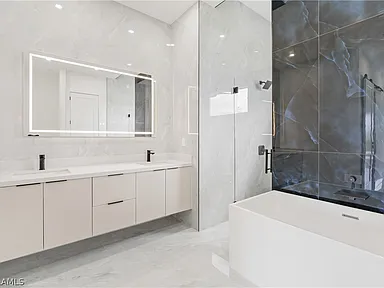 Exceptional 4‑Bed, 3‑Bath Ranch-Style Luxury Home with Pool - Gallery Image 29
