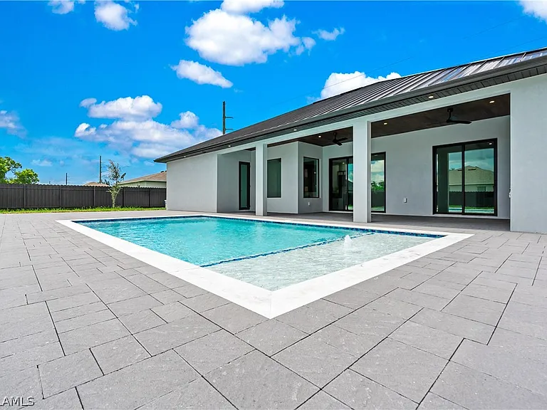 Exceptional 4‑Bed, 3‑Bath Ranch-Style Luxury Home with Pool - Gallery Image 8