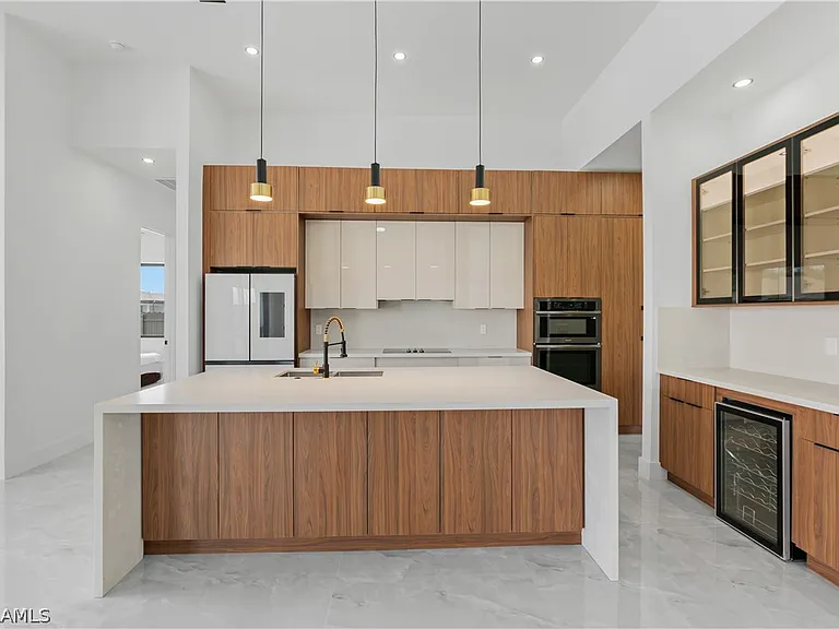 Exceptional 4‑Bed, 3‑Bath Ranch-Style Luxury Home with Pool - Gallery Image 22